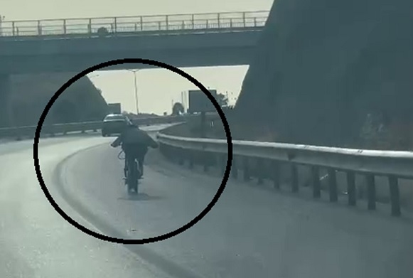 Etraftakileri umursamadılar! İşte otoyolda ölümle dans