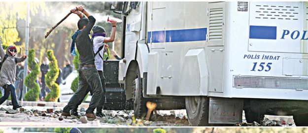 EÜ’de öğrenciler polisi taşladı