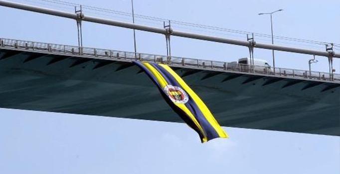 Euroleague şampiyonu Fenerbahçe'nin bayrağı, İstanbul Boğazı'nda