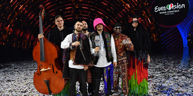 Eurovision'da kazandıkları mikrofonu dudak uçuklatan rakama sattılar!