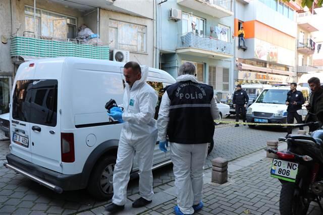 Ev arkadaşı 2 kişiyi öldürüp, polise teslim oldu