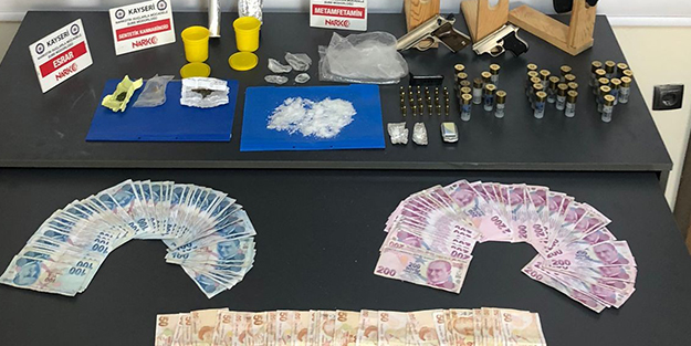 Ev değil cephanelik! Zehir tacirinin evinde ele geçirilenler şoke etti