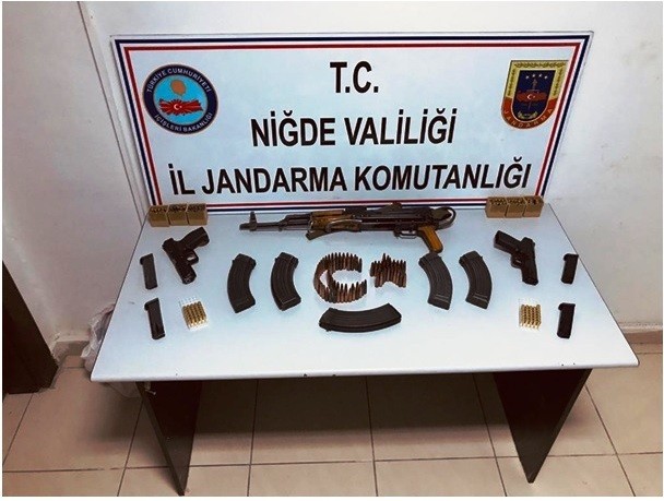 Ev değil sanki cephanelik 