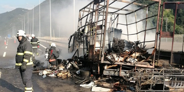 Ev eşyası taşıyan nakliye kamyonu küle döndü