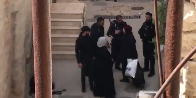Ev ev işgal ediyorlar! Terörist İsrail, Kudüs'te Filistinli aileyi zorla evinden çıkardı