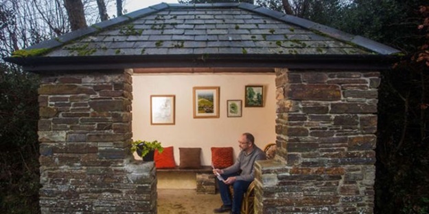 Ev gibi gözüküyor ama otobüs durağı!