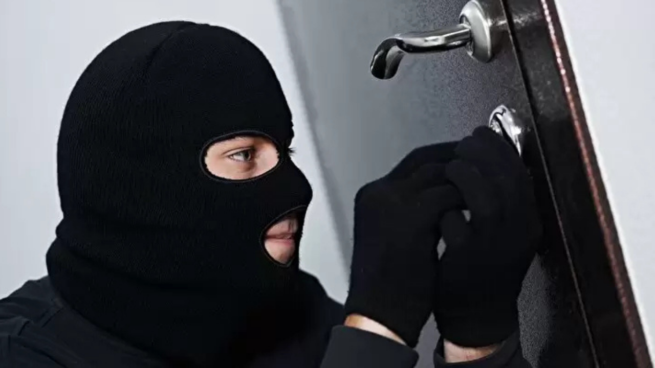 Ev güvenliğinizi tehdit eden 4 hata: Hırsızlara davetiye çıkarmayın!