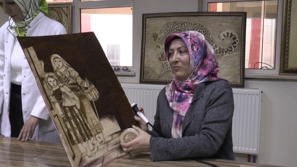 Ev hanımları ahşap yakma sanatı ile aile bütçelerine katkı sağlıyorlar 