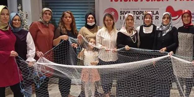 Ev hanımları balık ağı örecek