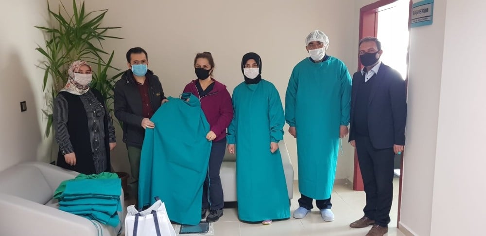 Ev hanımları cerrahi kıyafet için kolları sıvadı 
