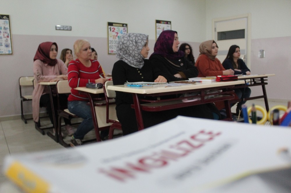 Ev hanımları İngilizce öğreniyor 