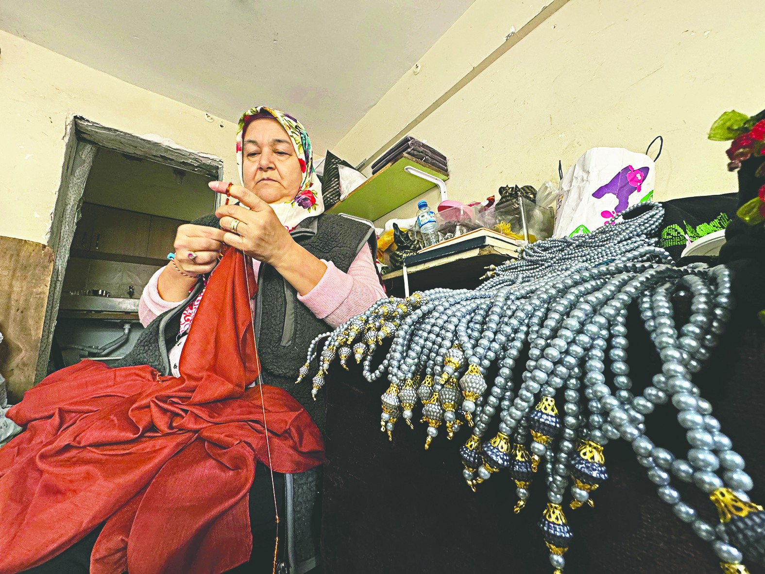 Ev hanımlarına destek oluyor