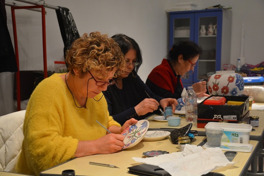 Ev hanımlarının yüzünü güldüren çini sanatı 