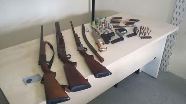Ev hapsi bulunan şahsın evinden adeta cephanelik çıktı