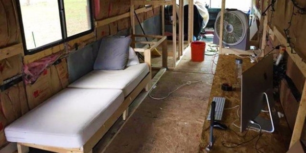 Ev kirası fazla gelince otobüsü eve dönüştürdü