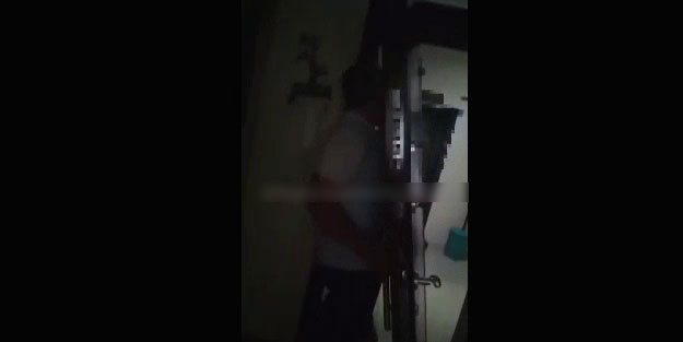 Ev sahibi kiracısının kapısını söküp götürdü