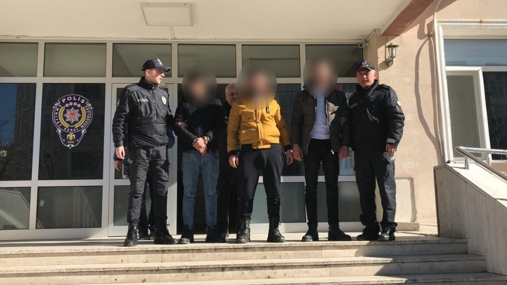 Ev sahibi misafirliğe gidince eve girdiler 