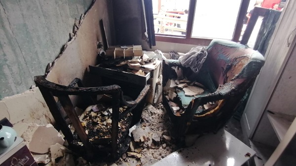 Ev savaş alanına döndü | Telefonunuzu şarja takarken iki kez düşünün!