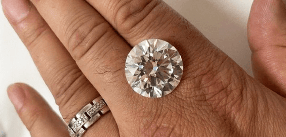 Ev temizliği sırasında yaşlı bir kadın 2.7 milyon dolarlık elmas yüzük buldu