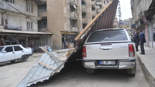 Ev ve iş yerlerinin çatıları havada uçtu