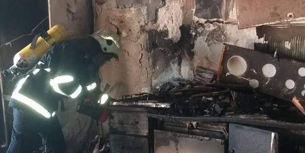 Ev yangınına müdahale eden itfaiye eri dumandan etkilendi