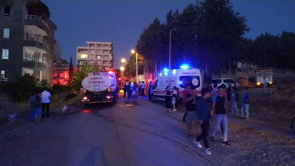 Ev yangınında 3 kişi dumandan etkilendi 