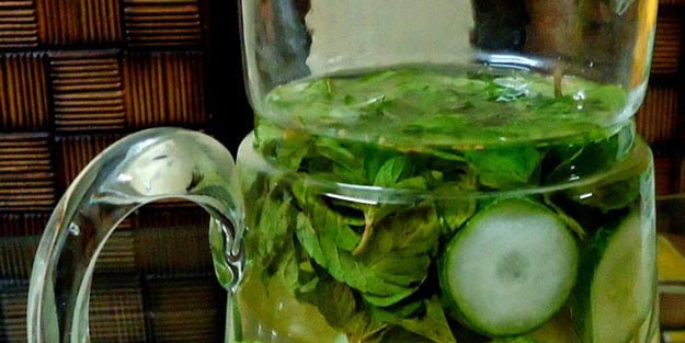 Ev yapımı detoks sayesinde düz bir karına sahip olun