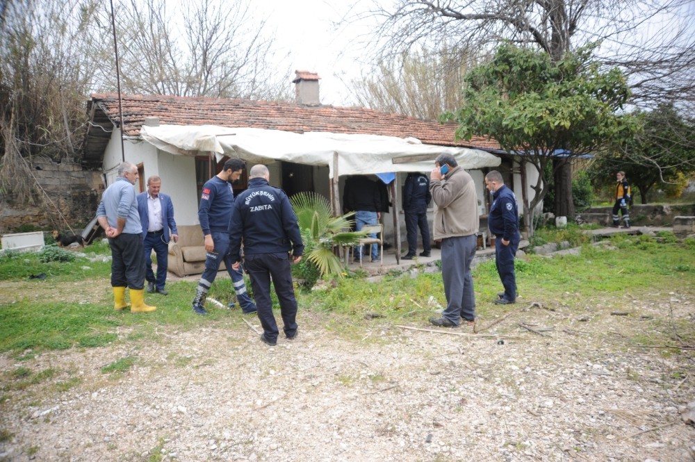 Evde bakım hizmeti için geldikleri evde yaşlı adamın cesediyle karşılaştılar 