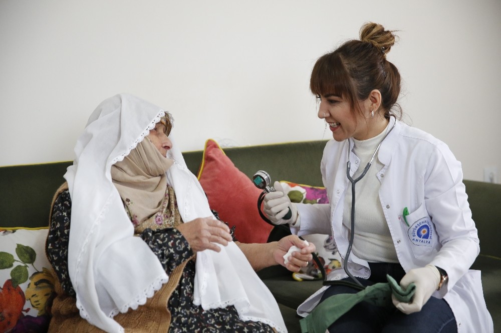 Evde bakım hizmetinden 9 ayda 4 bin 552 yaşlı ve hasta faydalandı. 