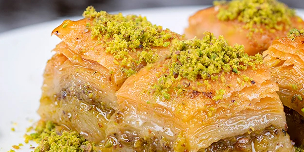 Evde baklava nasıl yapılır? Tatlı severler aman dikkat: Tadıyla ünlü tatlının altını yakmadan yapabiliriz! Mest etti