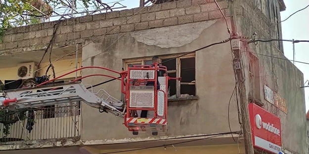 Evde bulunan ceset, pencereden vinçle çıkarıldı