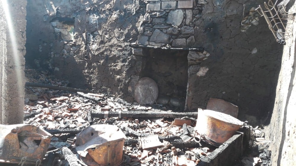 Evde çıkan yangında 4 ton buğday küle döndü 