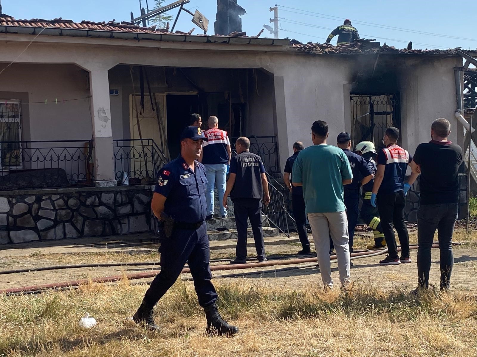 Evde çıkan yangında anne ve oğlu can verdi