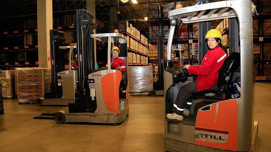 Evde dolap yerleştirir gibi forklift kullanıyorlar