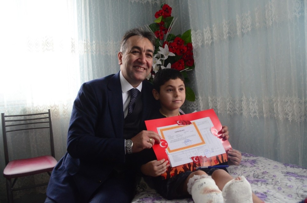 Evde eğitim gören Arda’nın karnesini evine giden Vali Çağatay verdi 
