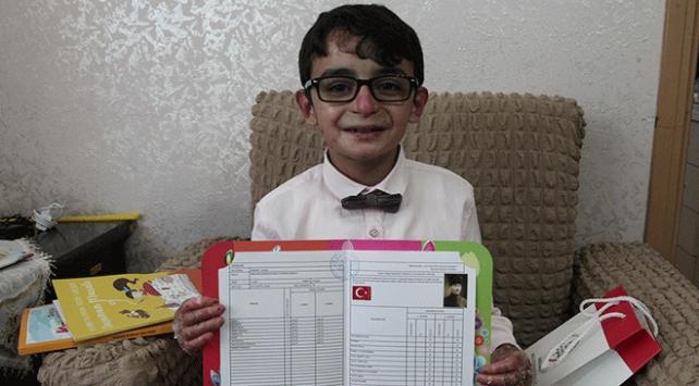 Evde eğitimine devam eden kelebek hastası öğrencinin karne sevinci