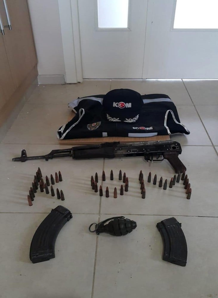 Evde el bombası ve uzun namlulu silah ele geçirildi 