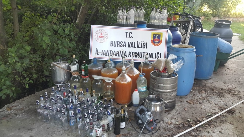 Evde içki imalatına jandarmadan baskın 
