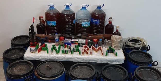 Evde kaçak içki üreten 2 zanlı gözaltına alındı