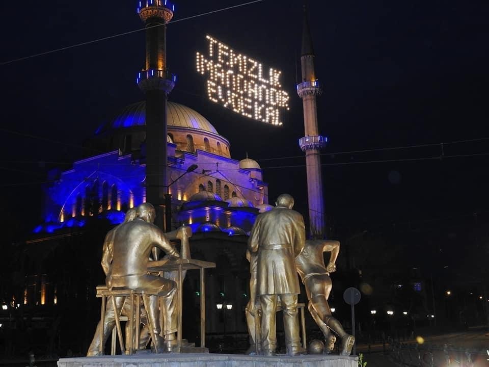 ‘Evde kal’ çağrıları mahyalara da yansıdı 