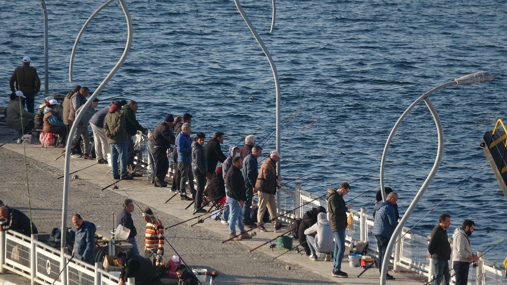 ‘Evde kal’ çağrısına aldırış etmeden balık tuttular 
