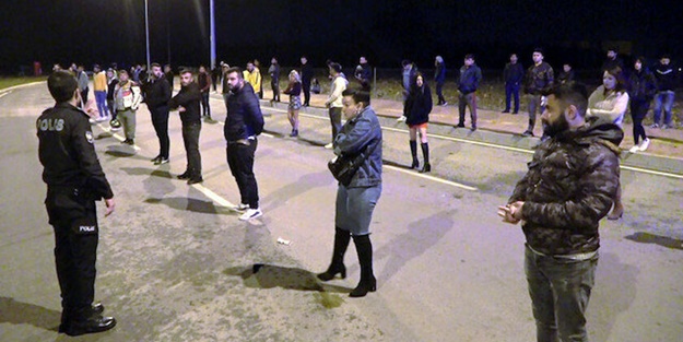 'Evde kal' dedikçe toplanıyorlar! Antalya'da 'dansözlü' drift partisi yaptılar