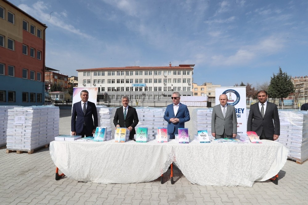 ‘Evde kal’ kitaplar Şahinbey’den 
