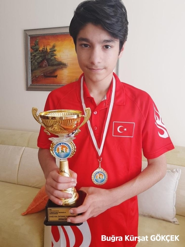 Evde Kal Satranç Turnuvası şampiyonları kupalarını aldı 