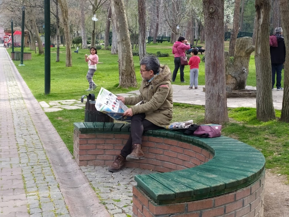 ‘Evde Kal’ uyarılarını dikkate almadılar park ve bahçelere akın ettiler 