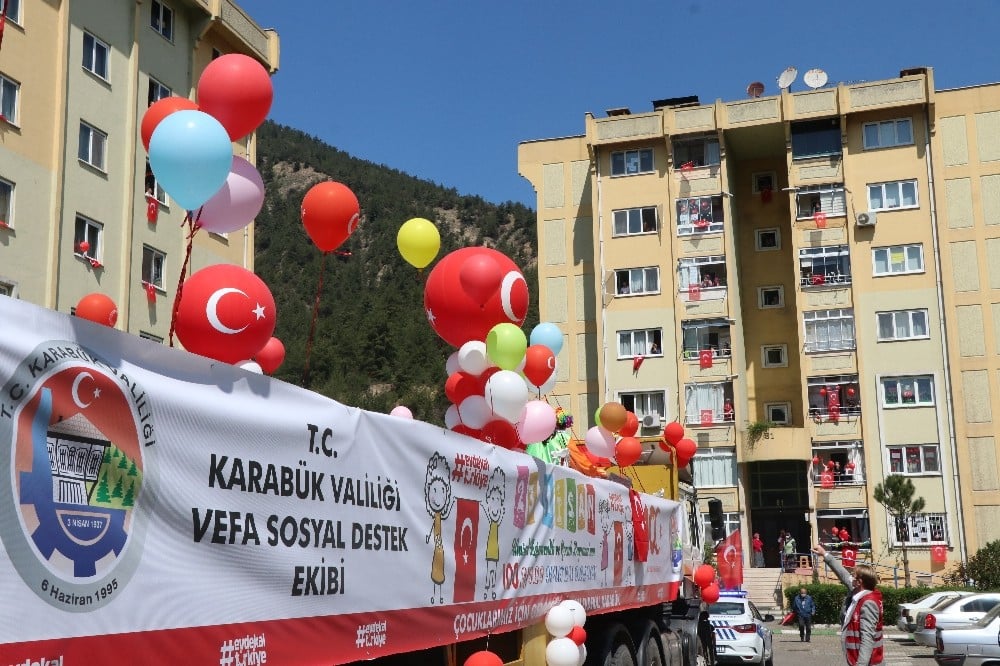 Evde kalan çocuklar bayram coşkusunu süslenen tır ile kutladı 
