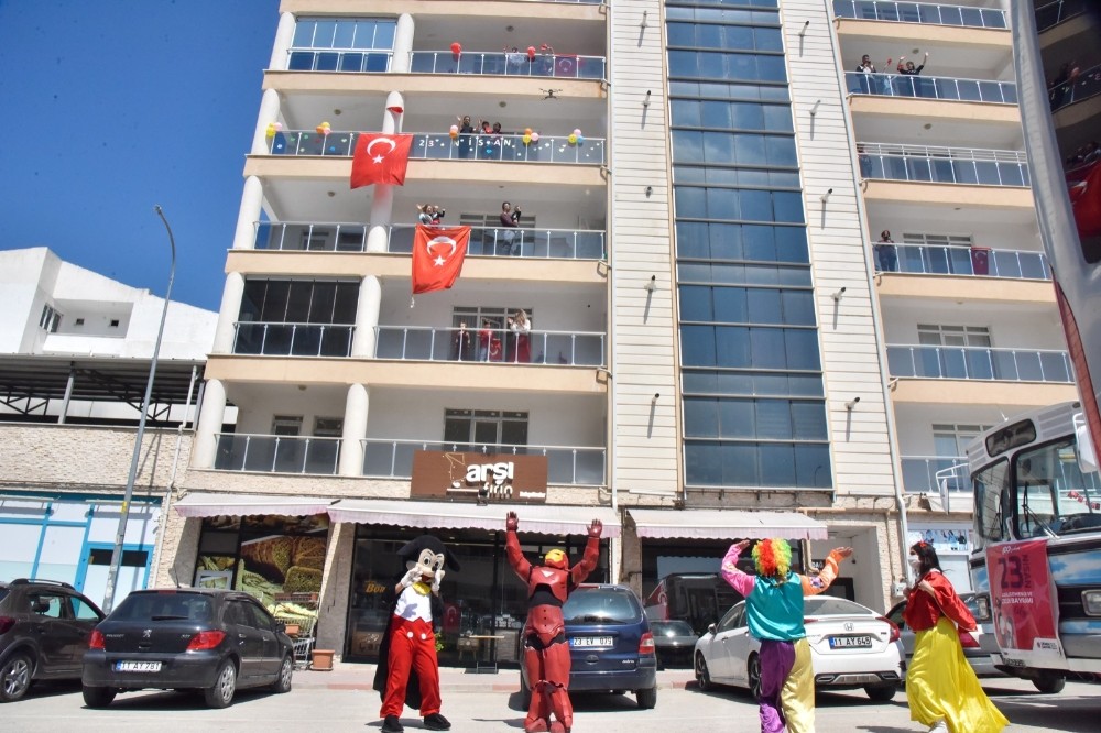 Evde kalan çocuklara çizgi film maskotlarından 23 Nisan sürprizi 