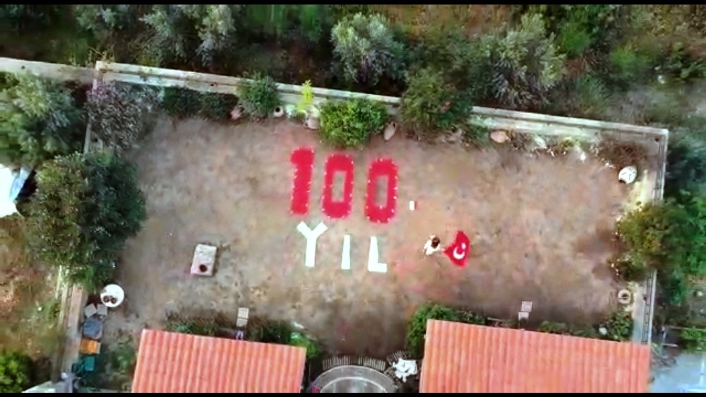 Evde kalan çocuklardan 23 Nisan klibi 