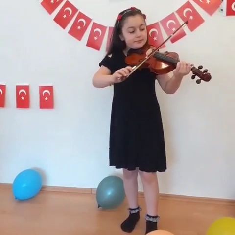 Evde kalan çocukların 23 Nisan gösterileri beğeni topladı 