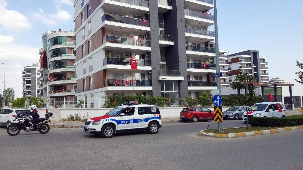 Evde kalan çocukların bayramını kortejle kutladılar 